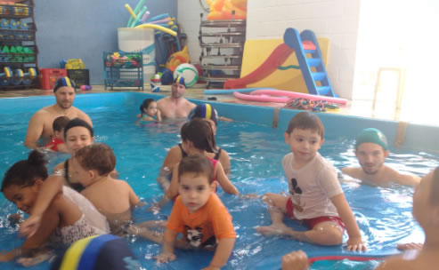 Aula de salvamento: natação para bebês.